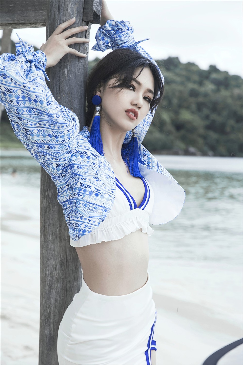 Những đường viền xanh nổi bật trên sắc váy trắng giúp thiết kế càng trở nên hoàn hảo.