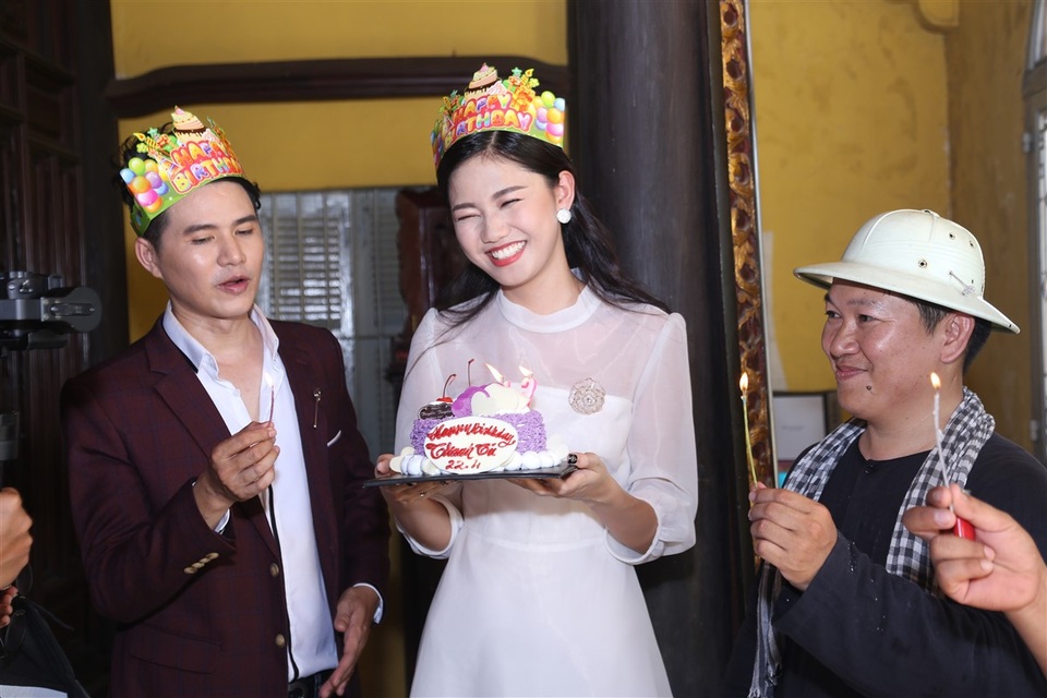 Á hậu Thanh Tú nhận "quà độc lạ" trong tiệc sinh nhật bí mật - 1 Thanh Tú tươi tắn bên cạnh MC Vũ Mạnh Cường trong tiệc sinh nhật bất ngờ.