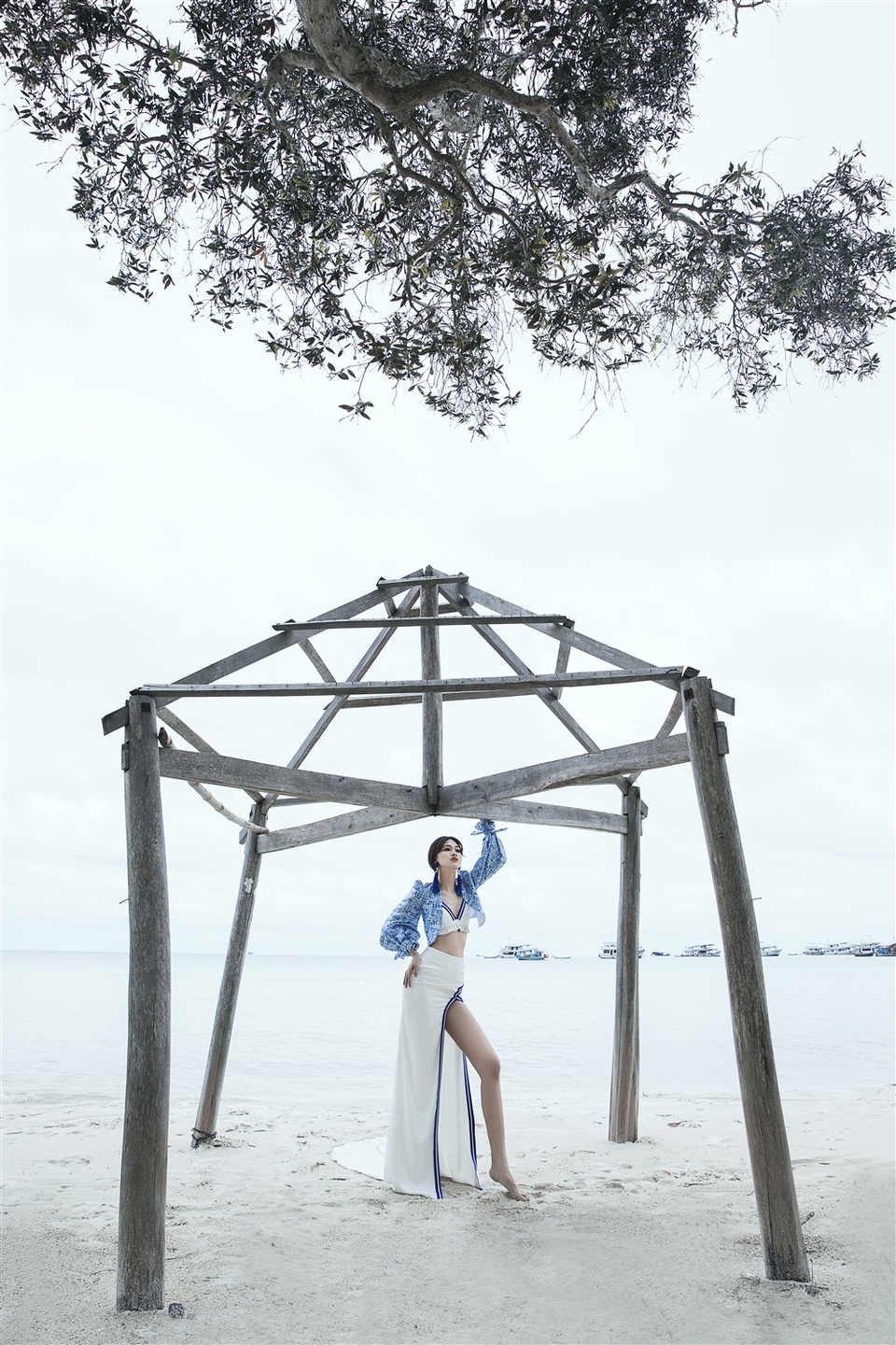 Để làm bộ trang phục thêm ấn tượng, người đẹp kết hợp áo khóa tay phồng, họa tiết hình học và tông màu xanh. Thần thái chuyên nghiệp cùng lối trang điểm tông cam đất khiến khuôn mặt Á hậu Thanh Tú càng trở nên cuốn hút.