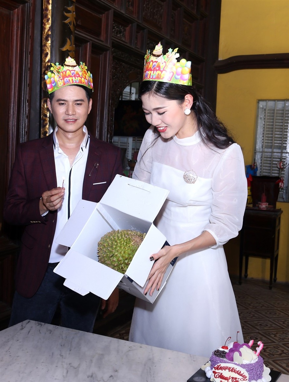Á hậu Thanh Tú nhận "quà độc lạ" trong tiệc sinh nhật bí mật - 4 Cô thích thú với món quà sinh nhật là món khoái khẩu.