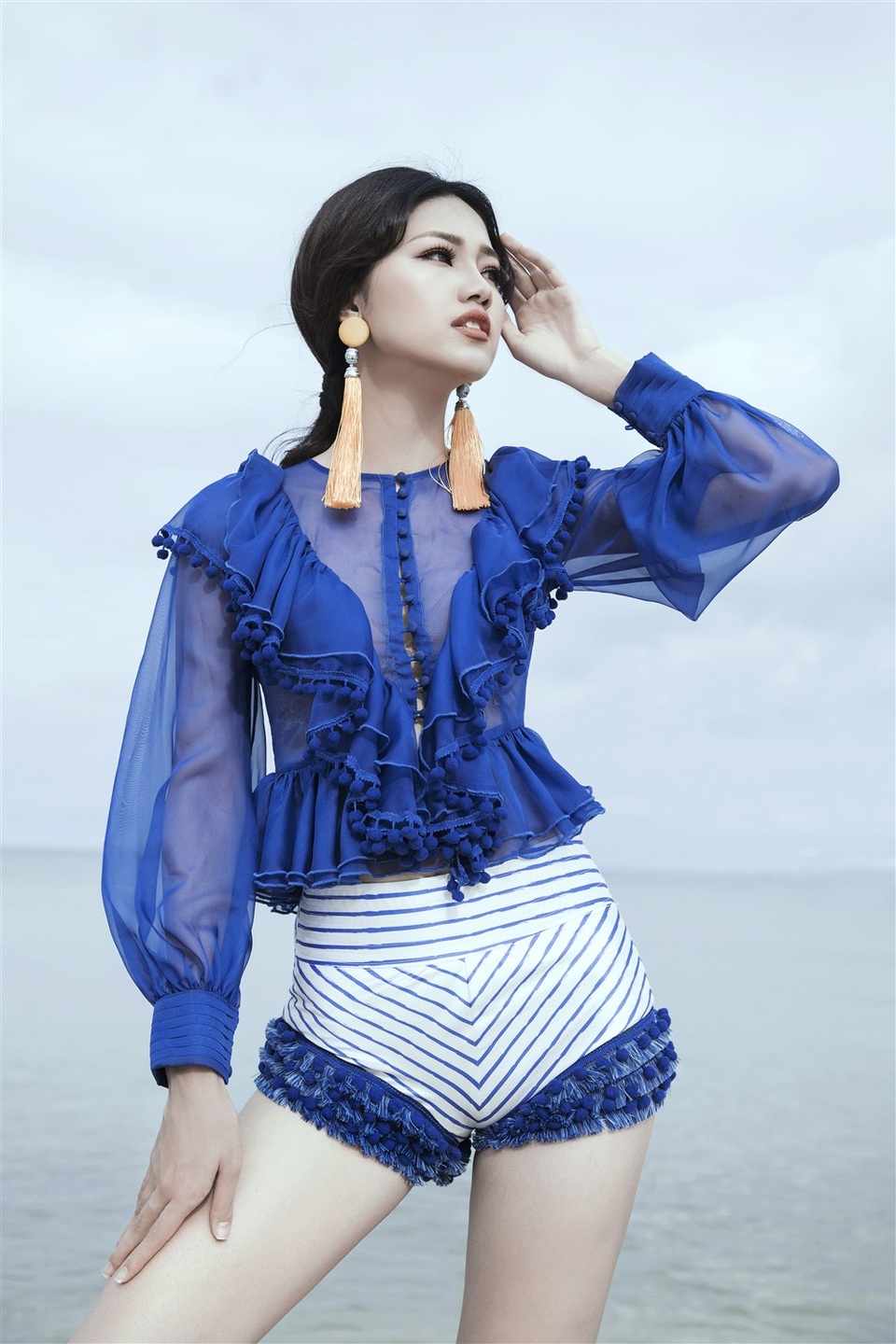 Với bộ đồ thứ 3, Á hậu Hoa hậu Việt Nam 2016 thử sức với thiết kế có độ bồng bềnh đầy nữ tính. Chiếc áo có chất liệu lụa bèo nhún xuyên thấu bay bổng, lãng mạn phối cùng quần short lưng cao, hoạt tiết sọc bắt mắt, có thể giúp tôn dáng eo thon và đôi chân thẳng tắp của cô.