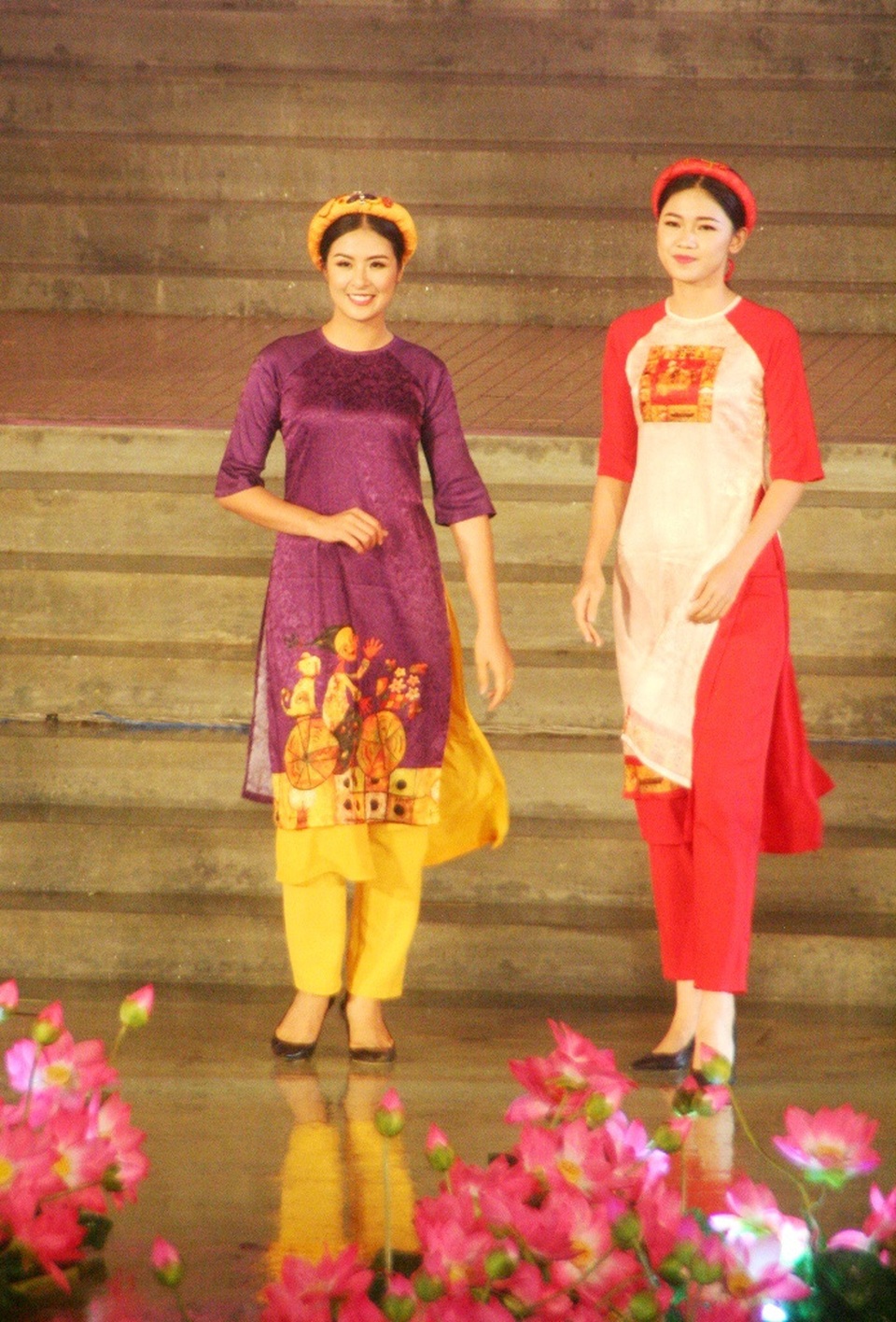 Á hậu Thanh Tú: Luôn muốn đến Huế để có trải nghiệm khác biệt - 7 Á hậu Thanh Tú cùng Hoa hậu Ngọc Hân trong đêm khai mạc Festival Nghề truyền thống Huế 2017 vừa diễn ra tối 28/4