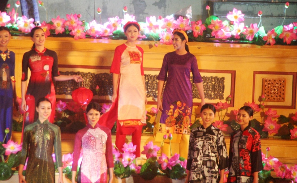 Á hậu Thanh Tú: Luôn muốn đến Huế để có trải nghiệm khác biệt - 2 Thanh Tú (hàng trên, thứ 3 từ trái qua) cùng biểu diễn cạnh Hoa hậu Ngọc Hân ở đêm khai mạc Festival (Ảnh: Đại Dương)