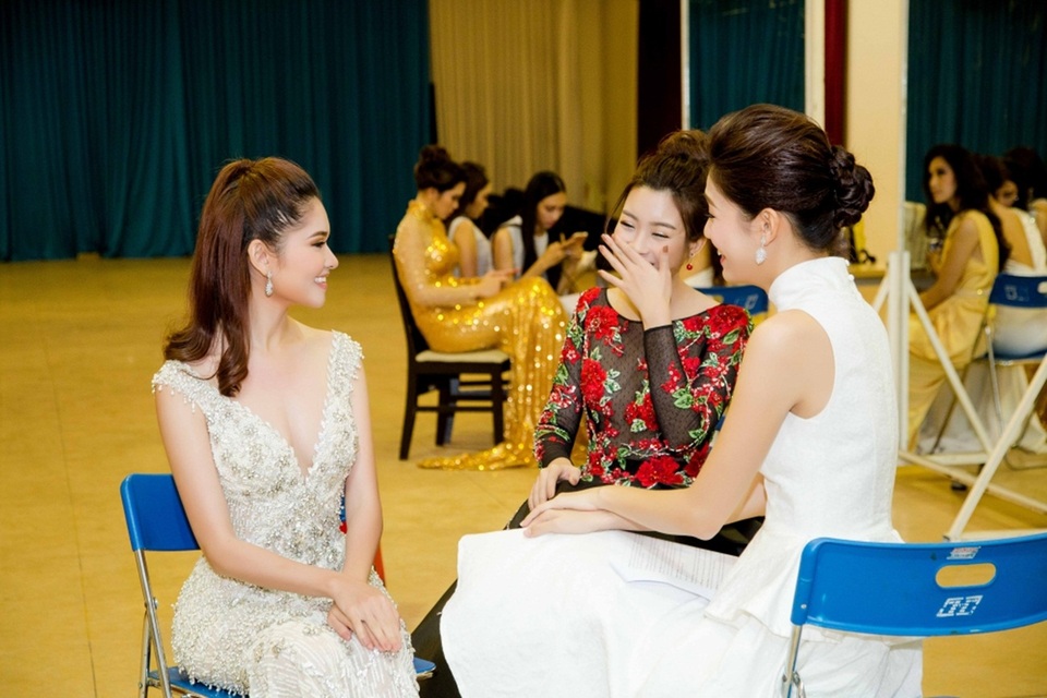 Á hậu Thuỳ Dung đụng váy Phạm Hương lần đầu làm vedette - 3 Cô vui vẻ hội ngộ Hoa hậu Đỗ Mỹ Linh và Á hậu Thanh Tú. Cả 3 trò chuyện sôi nổi vì ít có cơ hội gặp gỡ do khoảng cách địa lí.
