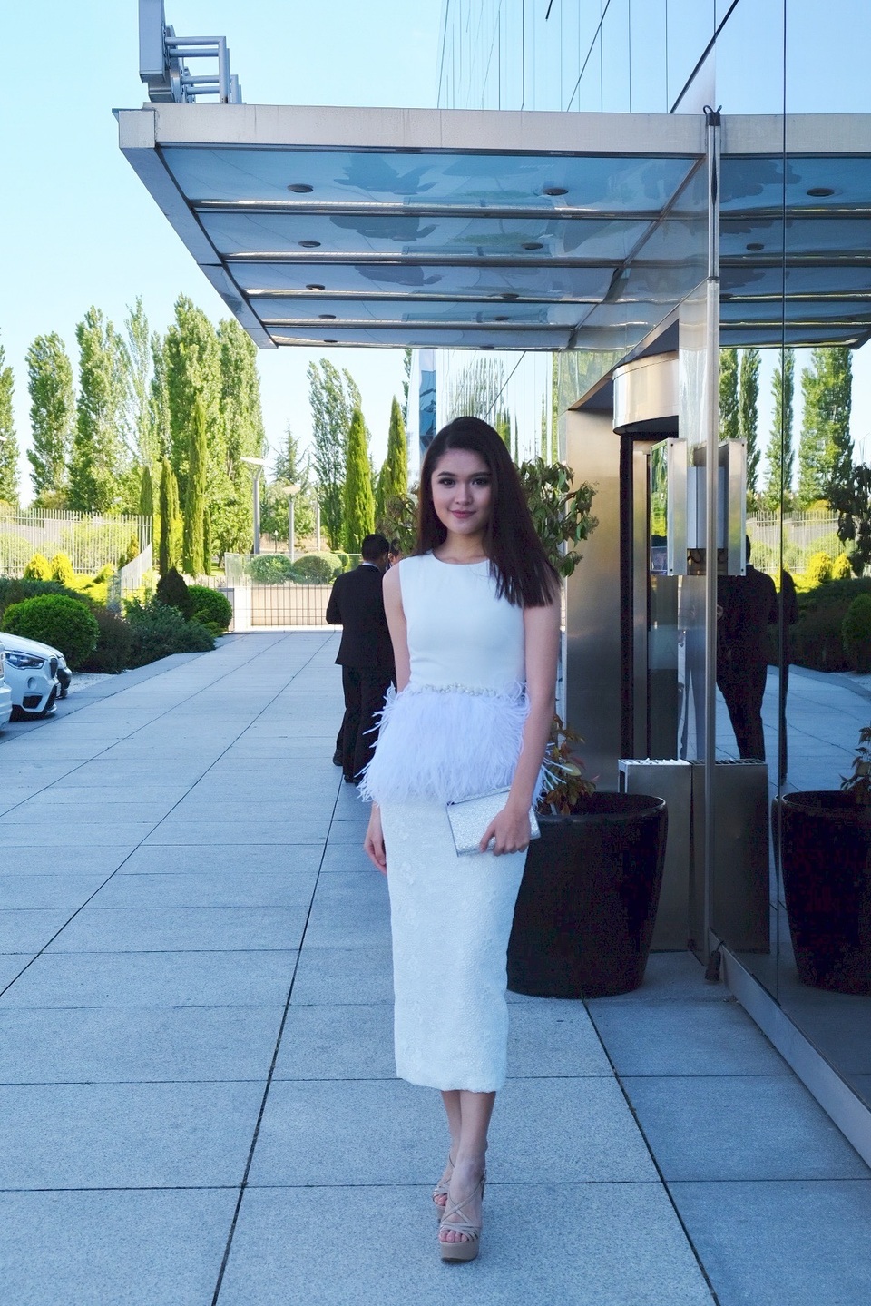 Á hậu Thùy Dung thanh lịch trong chiếc đầm trắng.