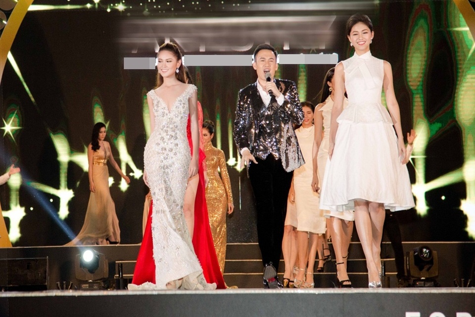 Á hậu Thuỳ Dung đụng váy Phạm Hương lần đầu làm vedette - 8 Ca sĩ Dương Triệu Vũ đảm nhận phần biểu diễn âm nhạc cho tiết mục trình diễn thời trang. Anh mang đến hai ca khúc: What makes you beautiful và Just the way you are đầy sôi động và cuốn hút.