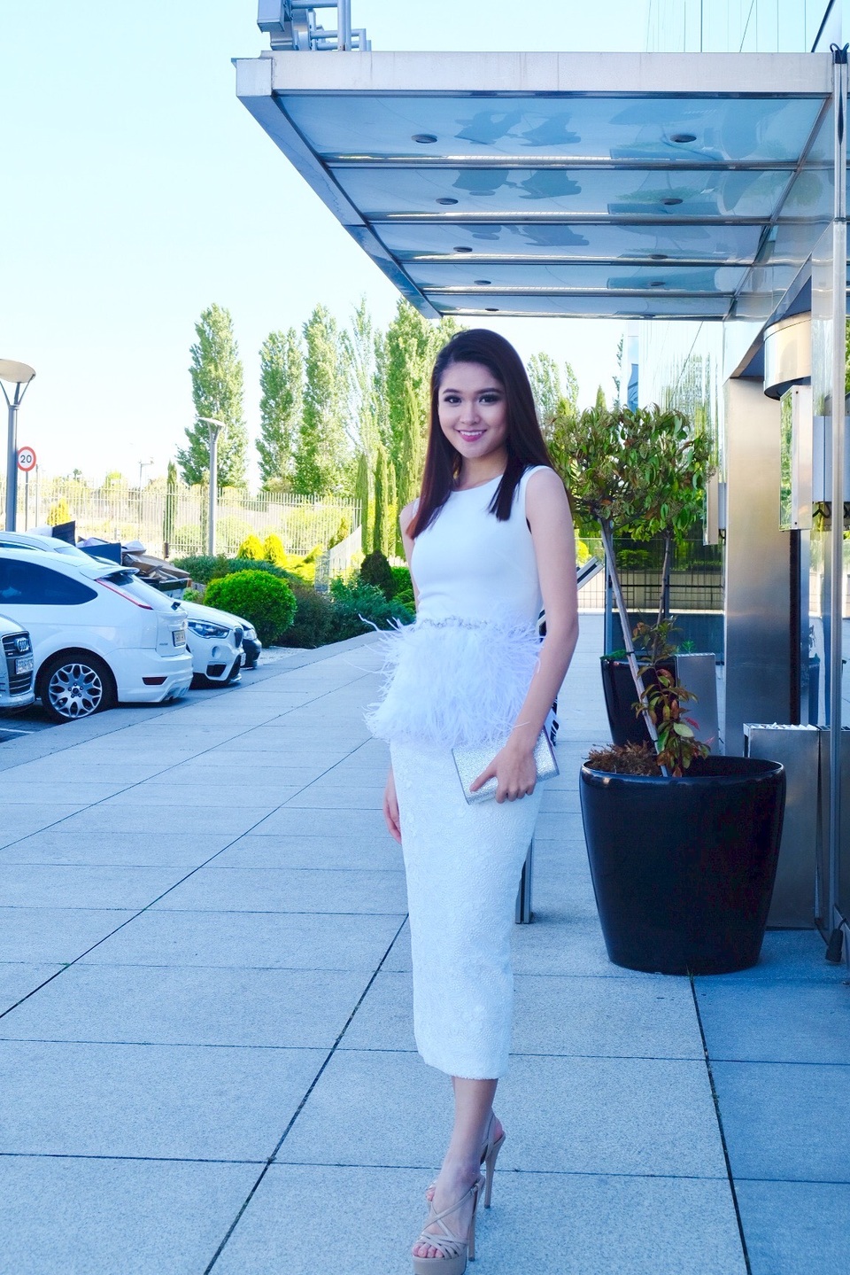 Bộ váy với điểm nhấn đính kết ở phần eo giúp ngưởi đẹp sinh năm 1996 rạng rỡ và toả sáng.