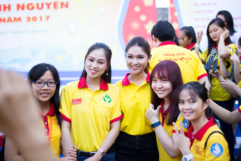 Á hậu Thùy Dung, Quang Đăng “cháy” cùng SV tình nguyện TPHCM - 2 Tại buổi lễ, Á hậu Thùy Dung hào hứng được trực tiếp gặp gỡ với các bạn chiến sĩ Xuân Tình Nguyện. Thùy Dung thân thiện hỏi thăm công tác chuẩn bị cũng như ghi lại nhiều hình ảnh kỷ niệm cùng các bạn chiến sĩ.