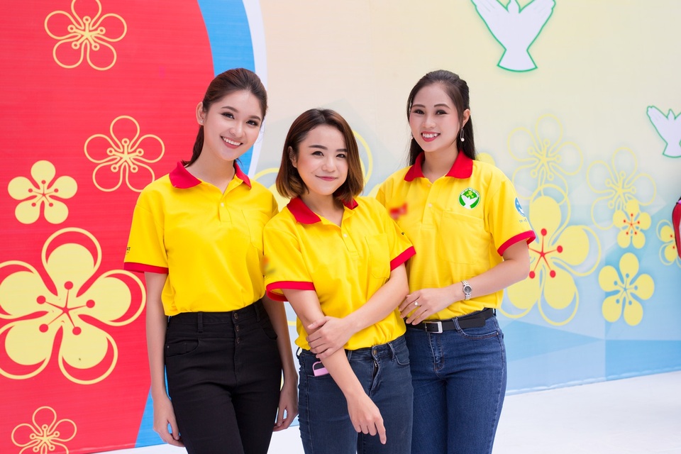 Á hậu Thùy Dung, Quang Đăng “cháy” cùng SV tình nguyện TPHCM - 5 Từ trái qua phải: Thùy Dung - Thái Trinh - Phương Thảo. “Ở trường Đại học, Thùy Dung biết đến và từng tham gia Xuân Tình Nguyện hai năm trước đó. Tuy nhiên, với cương vị Đại sứ lần này, Thùy Dung cần phải cố gắng rất nhiều nhằm lan tỏa những hoạt động thiện nguyện đầy thiết thực, giúp nhiều đối tượng khó khăn có được một mùa Tết Nguyên đán đủ đầy bên gia đình, người thân”, Á hậu chia sẻ.