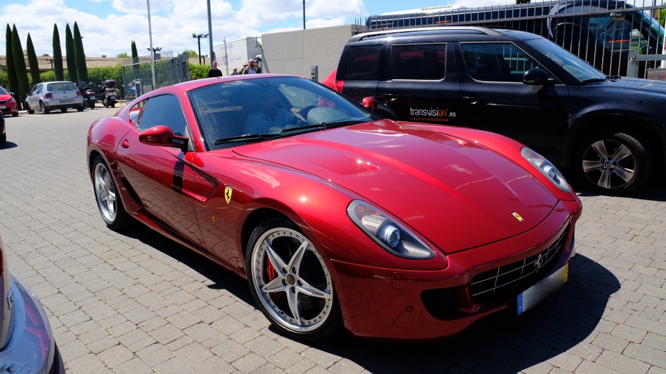 Nam cầu thủ tự lái xe đến và sau đó lên xe ra về.