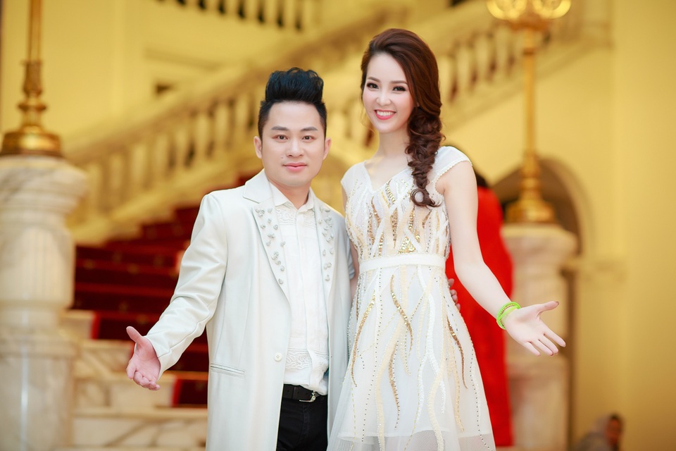 Á hậu Thuỵ Vân cùng các nghệ sĩ hưởng ứng Giờ Trái Đất - 13 Thụy Vân và ca sĩ Tùng Dương.
