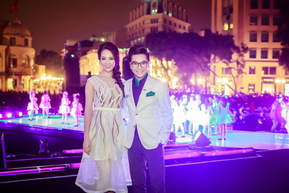 Á hậu Thuỵ Vân cùng các nghệ sĩ hưởng ứng Giờ Trái Đất - 12 Cặp đôi MC đều là những gương mặt MC đang được yêu thích của VTV.