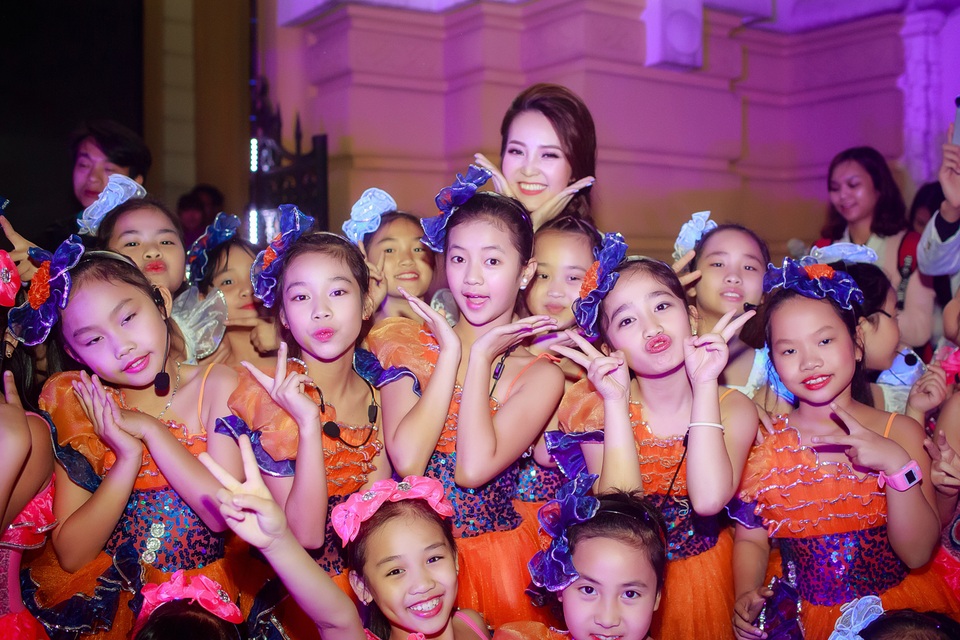 Á hậu Thuỵ Vân cùng các nghệ sĩ hưởng ứng Giờ Trái Đất - 14 Á hậu cùng các em thiếu nhi tham gia biểu diễn trong chương trình.