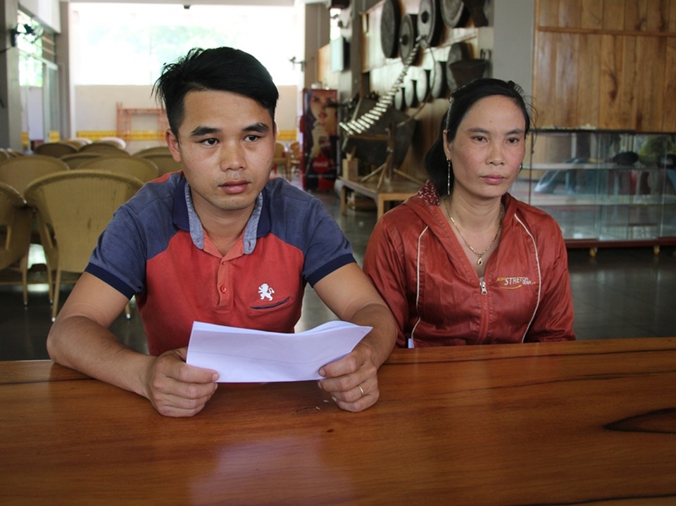 Bé trai 1 tháng tuổi tử vong oan ức sau nhập viện nửa ngày? - 2
Anh Hiếu và bà Liên bức xúc trước cái chết của bé T.