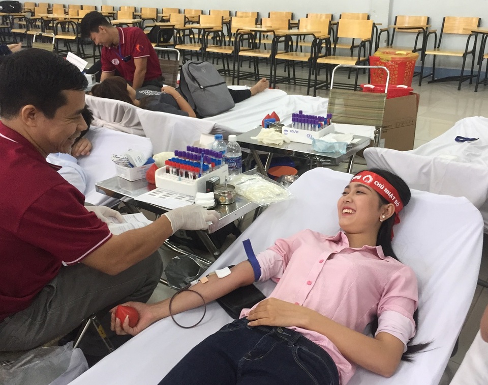 TPHCM: Hoa hậu Mỹ Linh cùng hàng nghìn SV hiến máu nhân đạo - 7 Á khôi Nữ sinh Việt Nam 2016 Tôn Hồng Hoa cũng đến tham dự chương trình từ sớm và tham gia hiến máu