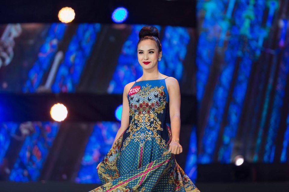 Bí quyết “bắn tiếng Anh như gió” của Á khôi 1 Sinh viên Việt Nam 2017 - 1 Nữ sinh Nguyễn Thị Quỳnh Nga trình diễn áo dạ hội trong đêm chung kết Hoa khôi Sinh viên Việt Nam