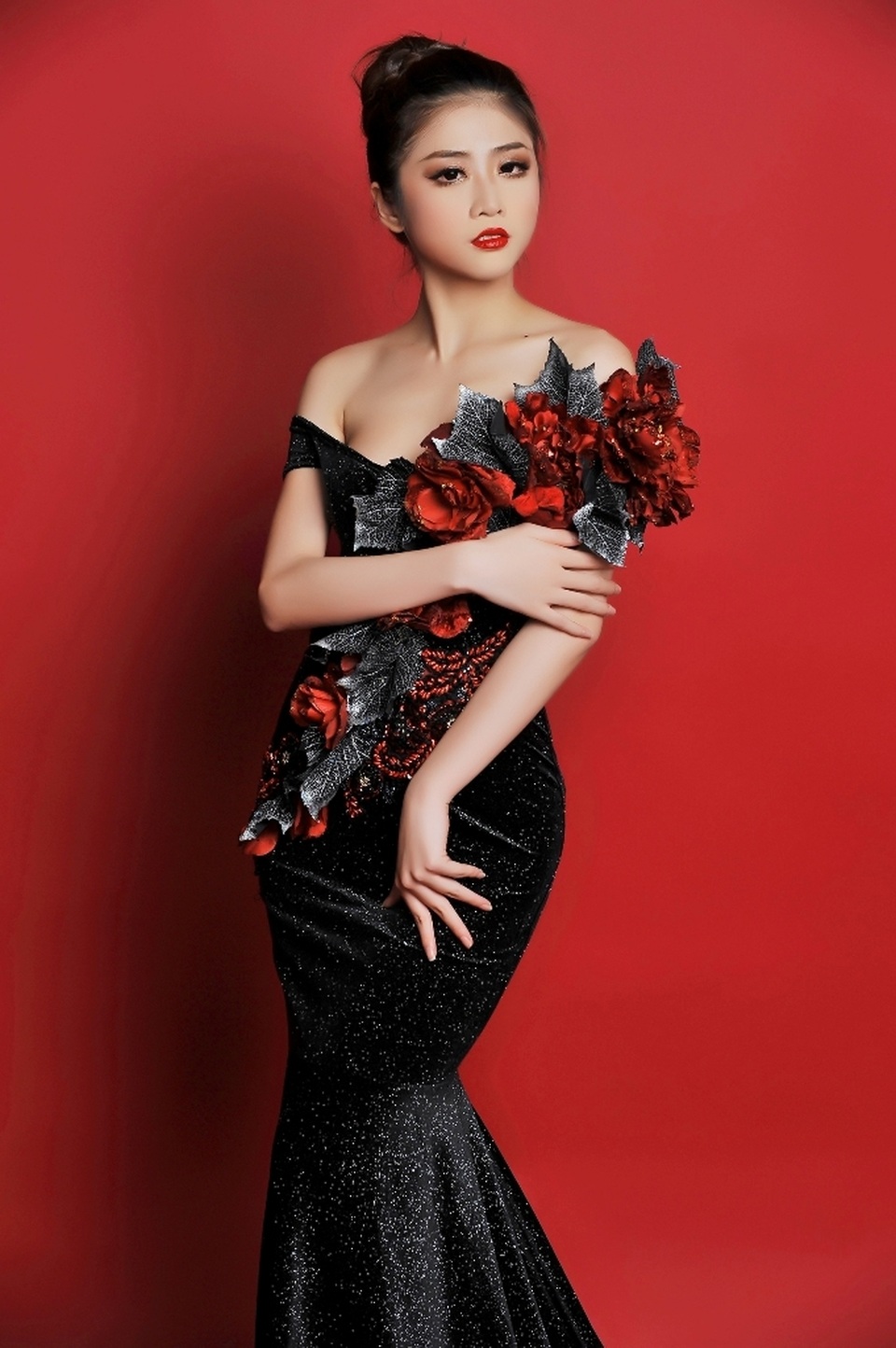 Á khôi Thuỳ Dương "mang" phở bò sang Nam Phi dự thi Hoa hậu - 1 Trang phục dạ hội của Á khôi Thuỳ Dương khi mang sang Nam Phi dự thi Hoa hậu Bản sắc toàn cầu 2017.