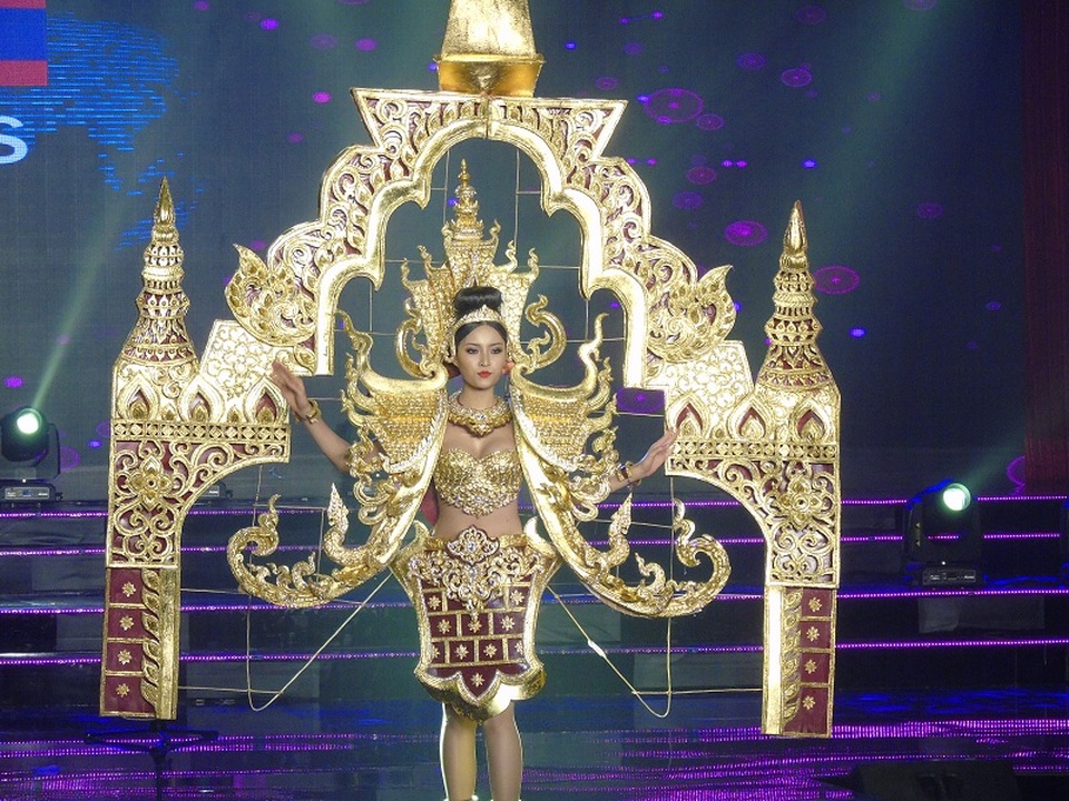 Người đẹp Lào trong trang phục mang dấu ấn của văn hoá của đất nước Triệu voi