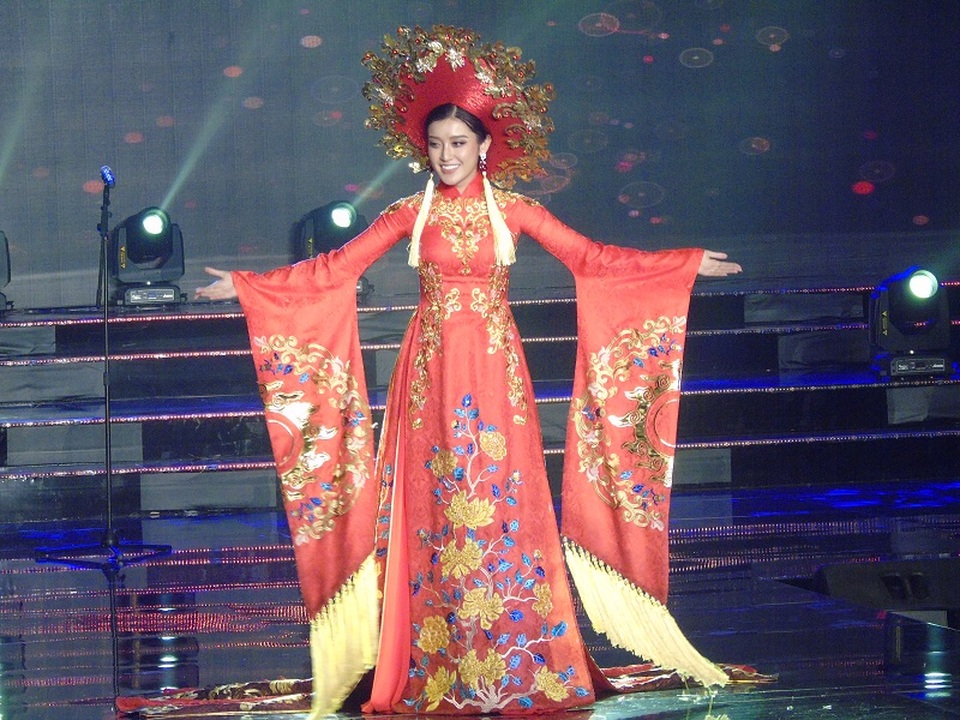 Á hậu Huyền My đã mang đến cuộc thi bộ trang nặng hơn 30kg, đây là một bộ áo dài màu đỏ với phần đuôi dài, được xẻ thành nhiều tà, tay dài kết hợp cùng mấn đội đầu được trang trí cầu kỳ nặng gần 8 kg.