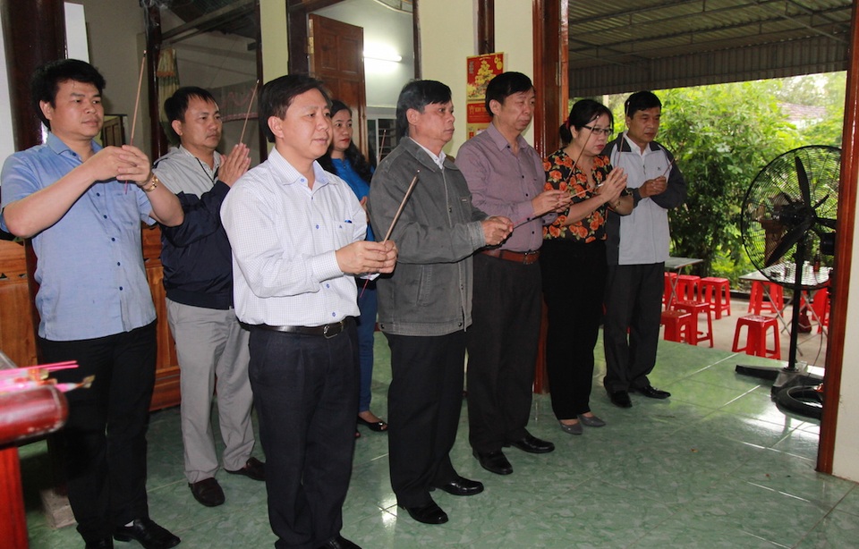 Sở GD&ĐT Nghệ An thăm viếng 2 học sinh bị sóng cuốn - 1
Lãnh đạo Sở GD&ĐT Nghệ An viếng học sinh gặp nạn bị sóng biển cuốn.