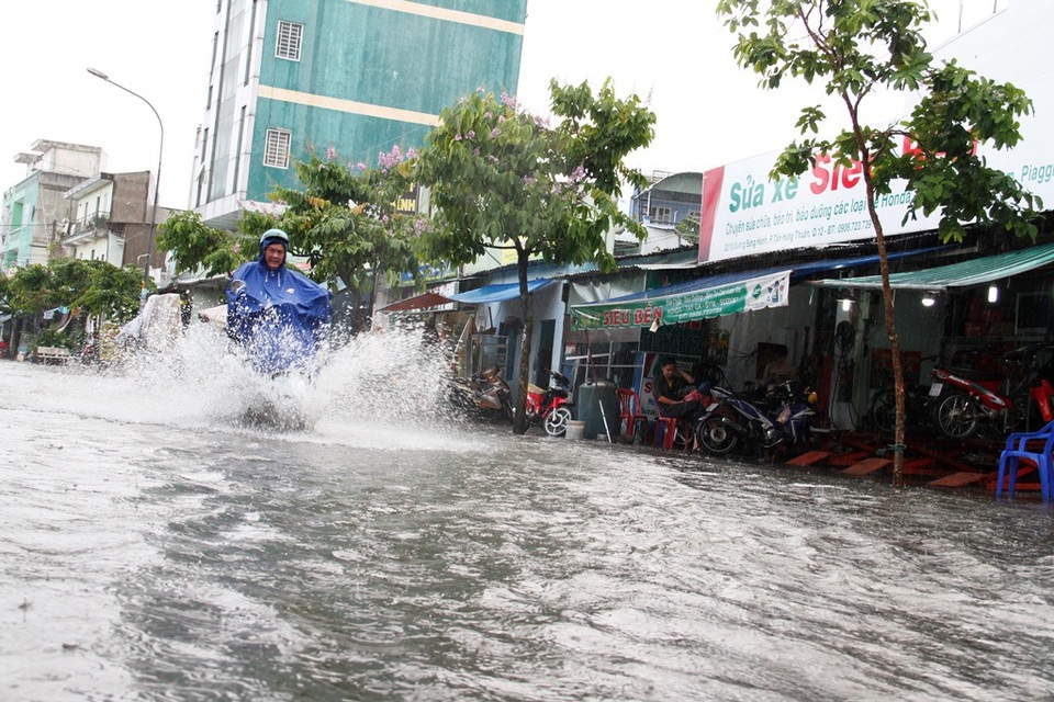 Mưa gần 2 tiếng, đường phố TPHCM ngập sâu, hàng loạt xe chết máy - 6
