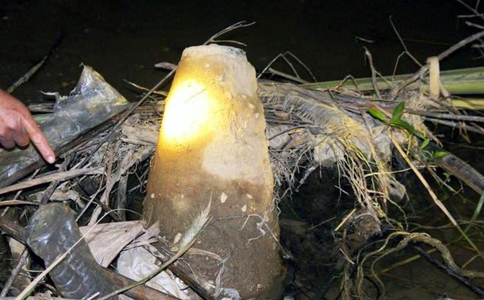 Đi đánh cá phát hiện bom “khủng” trên sông - 1 Qủa bom khủng vừa được người dân phát hiện trên sông Lam