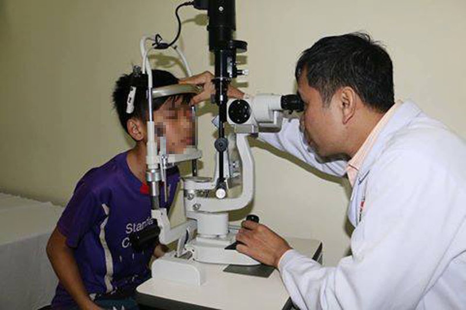 Một học sinh lớp 9 vỡ thủy tinh thể, nát tay vì nghịch vật nghi kíp nổ - 1 Các bác sĩ tiến hành kiểm tra cho Nh.