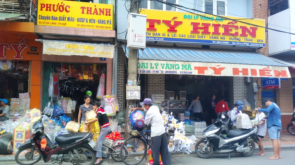 Sát Tết ông Công, ông Táo: Hàng mã làm không kịp bán - 1
Tại phố hàng mã Chi Lăng tấp nập người đến mua hàng mã cho ngày lễ ông Công, ông Táo