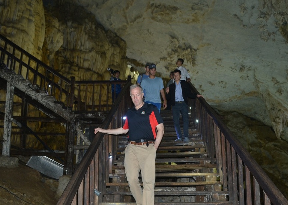 Đại sứ Mỹ thăm động Thiên Đường, chinh phục Sơn Đoòng - 1
Đại sứ Mỹ Ted Osius đã có chuyến thăm động Thiên Đường