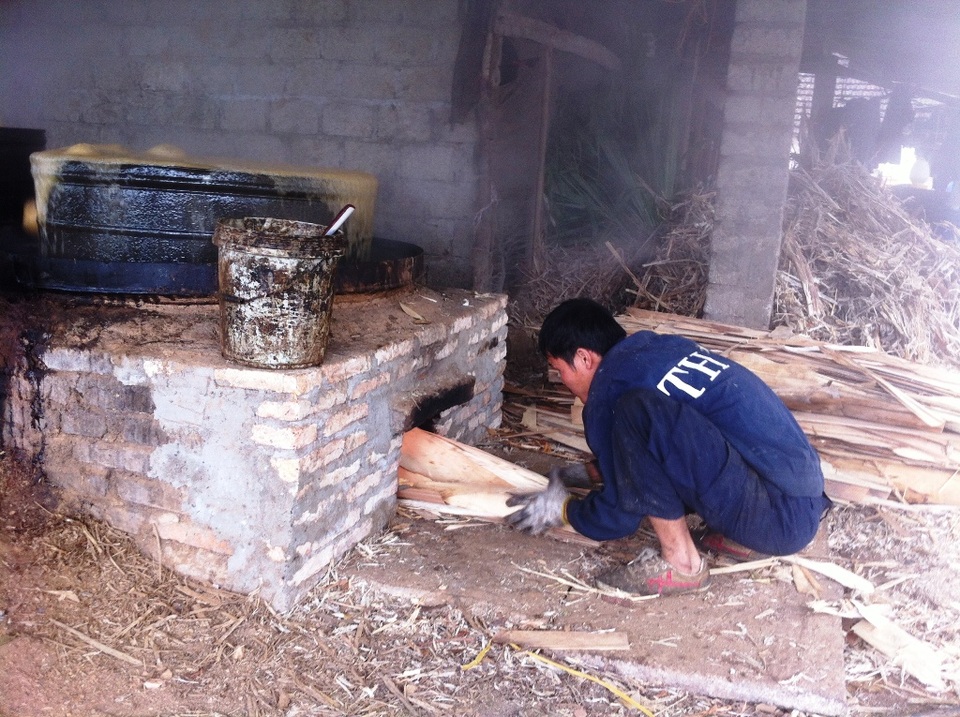 Làng mật mía xứ Nghệ tất bật vào vụ Tết - 1 Một lò nấu mật ở Nghĩa Trung với công đoạn nhen lửa lò.