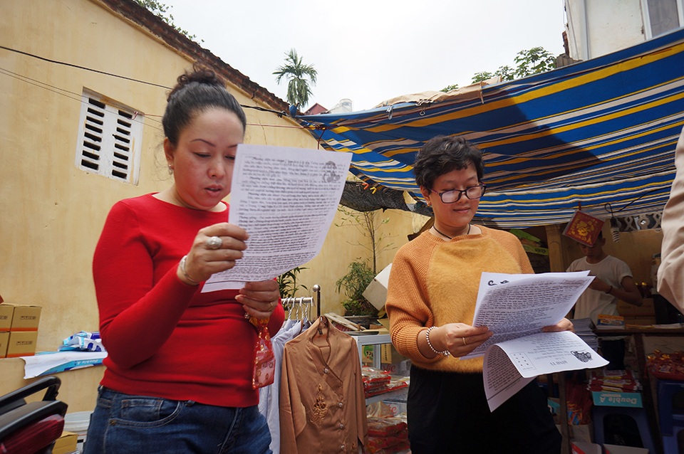 Hà Nội: Chen chân đăng ký "dâng sao giải hạn" ở chùa Phúc Khánh - 7
Thực hiện việc dâng sao giải hạn thường là phụ nữ - những người luôn thường trực tâm lý lo toan cho cả gia đình.