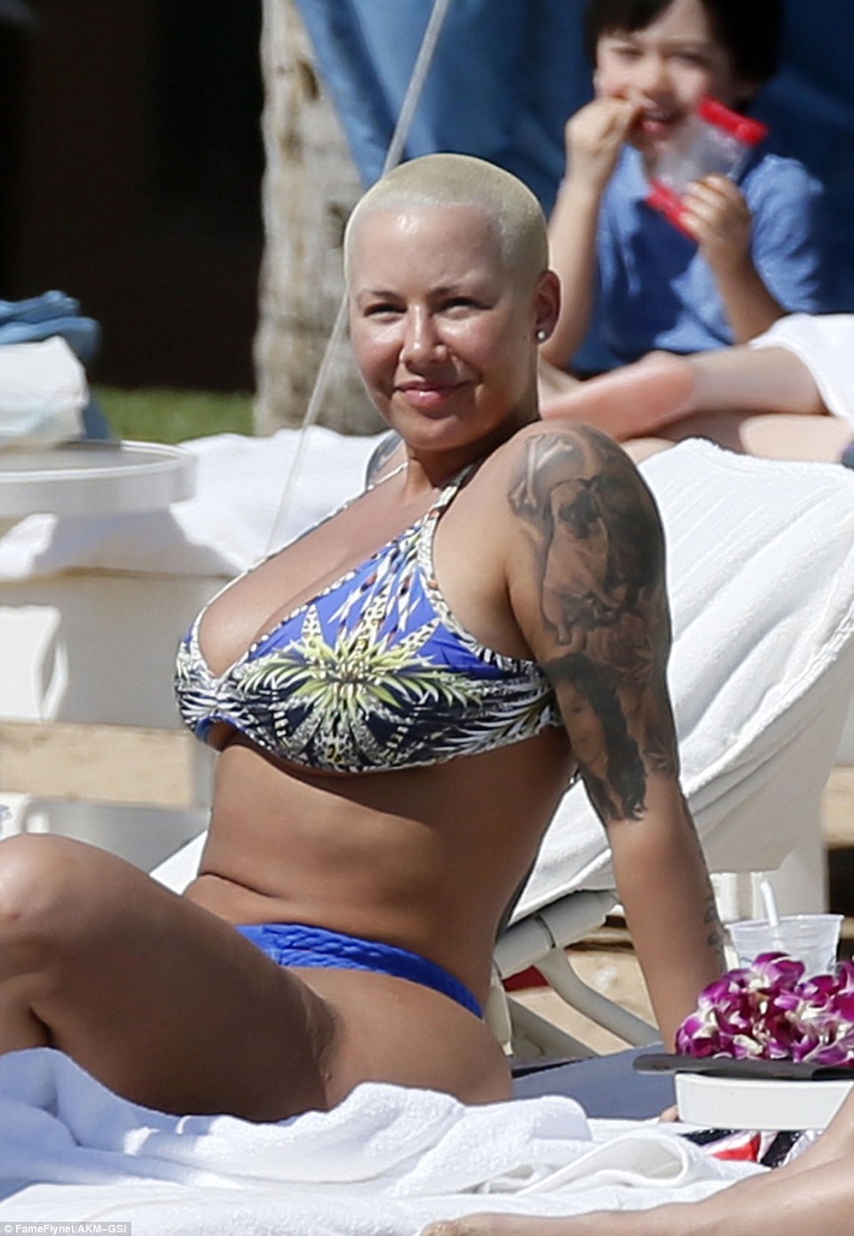 Cựu vũ nữ thoát y khoe ba vòng nảy nở - 1
Amber Rose khoe dáng nảy nở trên bãi biển Miami ngày 31/1 vừa qua