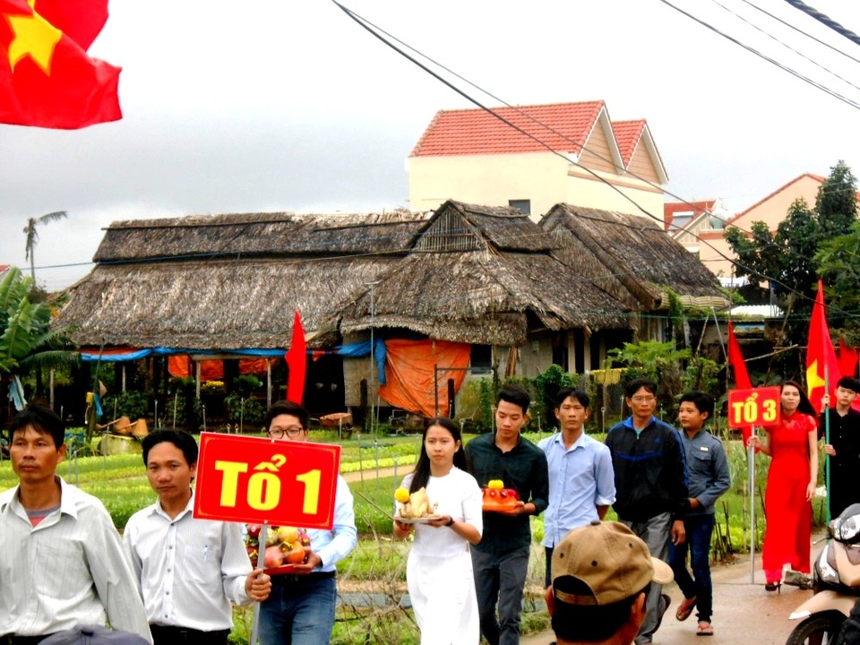 Độc đáo lễ hội cầu bông ở làng rau hơn 500 tuổi - 1 Người dân thôn Trà Quế đưa lễ vật đến kính dâng lên các vị tiền hiền