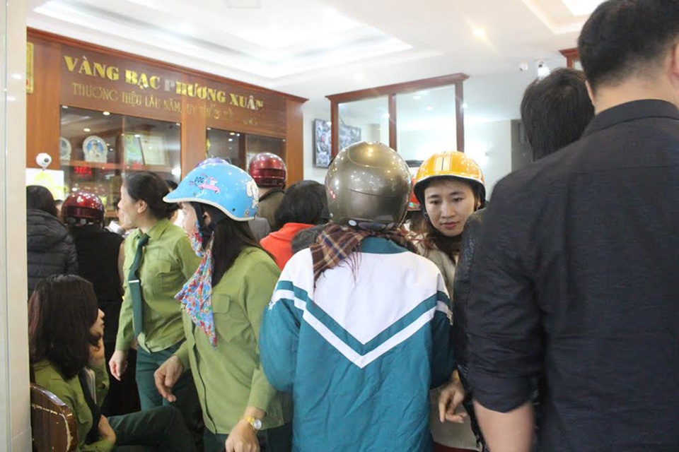Bỏ cơ hội mua vàng “lấy vía” Thần Tài vì quá đông - 1 Không chỉ người dân kinh doanh mà nhiều công chức viên chức nhà nước cũng đi mua vàng cầu may.