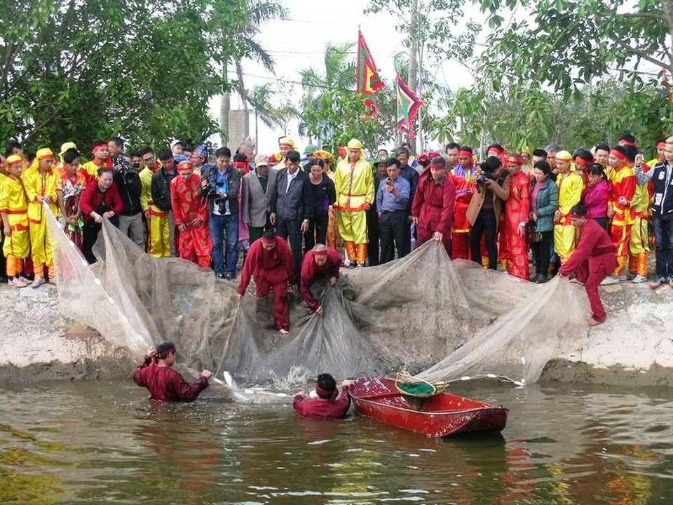 Nam Định: Thực hiện nghi lễ “Rước nước, tế cá” - 1 Trước ngày thực hiện nghi lễ “rước nước, tế cá” ao thả cá đã được phát quang, tẩy uế trước khi lễ hội diễn ra