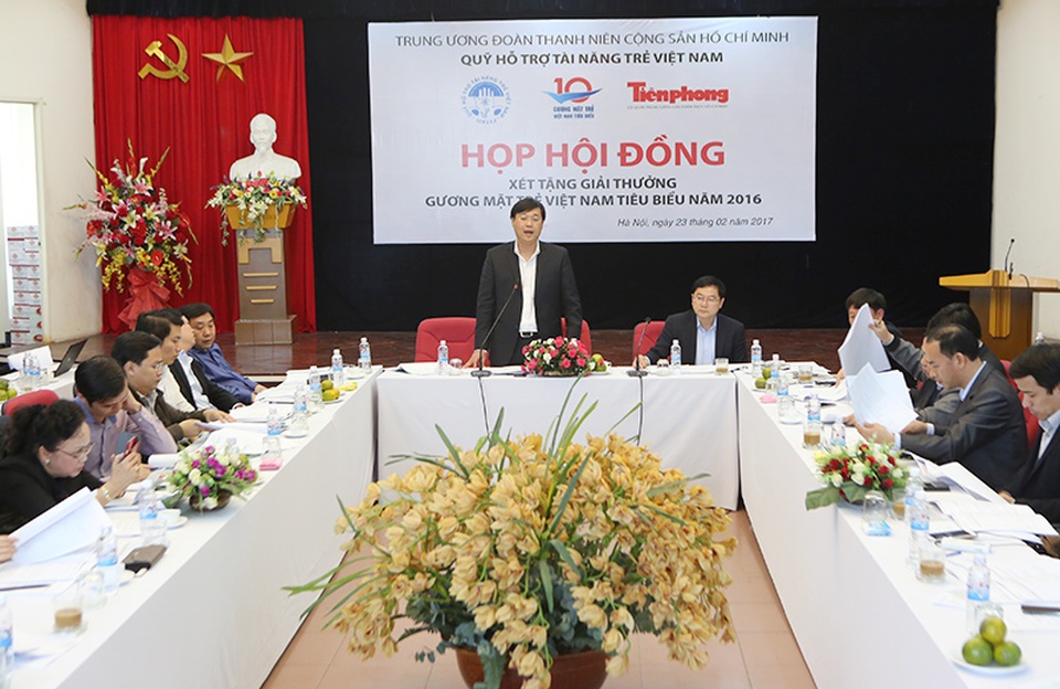 "Thần đồng violon" được đề cử Gương mặt trẻ Việt Nam tiêu biểu 2016 - 1 Anh Lê Quốc Phong, Bí thư thứ nhất T.Ư Đoàn, Chủ tịch Hội đồng điều hành Quỹ Hỗ trợ tài năng trẻ Việt Nam, Chủ tịch Hội đồng xét tặng Giải thưởng, điều hành buổi họp. Ảnh: Như Ý