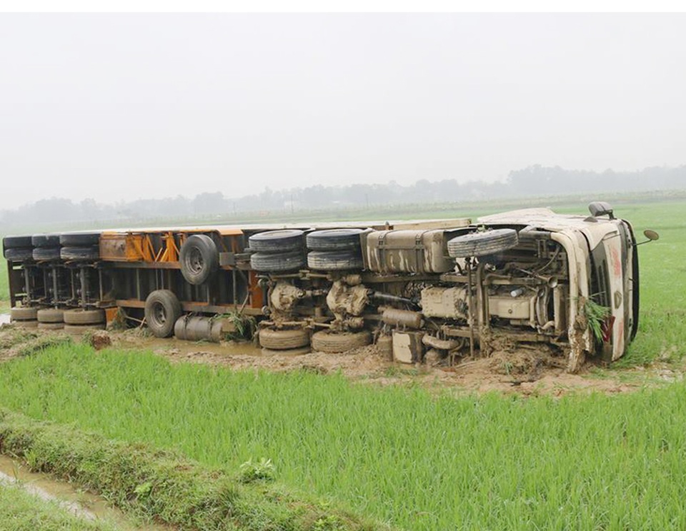 Chiếc container nằm phơi bụng dưới ruộng lúa sau tai nạn.