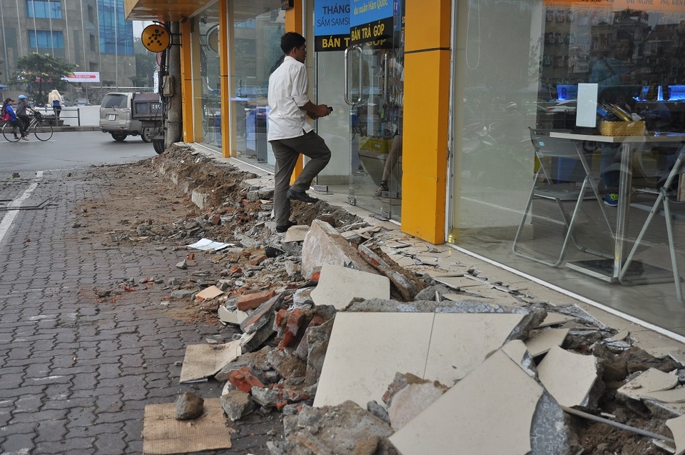 Bậc tâm cấp lấn chiếm vỉa hè được các cơ quan chức năng dùng máy cẩu và máy khoan đập bỏ