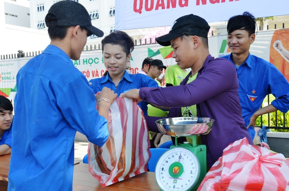 “Giải cứu” dưa hấu, hỗ trợ sinh viên quê Quảng Ngãi - 1
Điểm bán dưa hấu giúp các bạn cùng trường quê ở Quảng Ngãi của sinh viên ĐH Đông Á ở Đà Nẵng