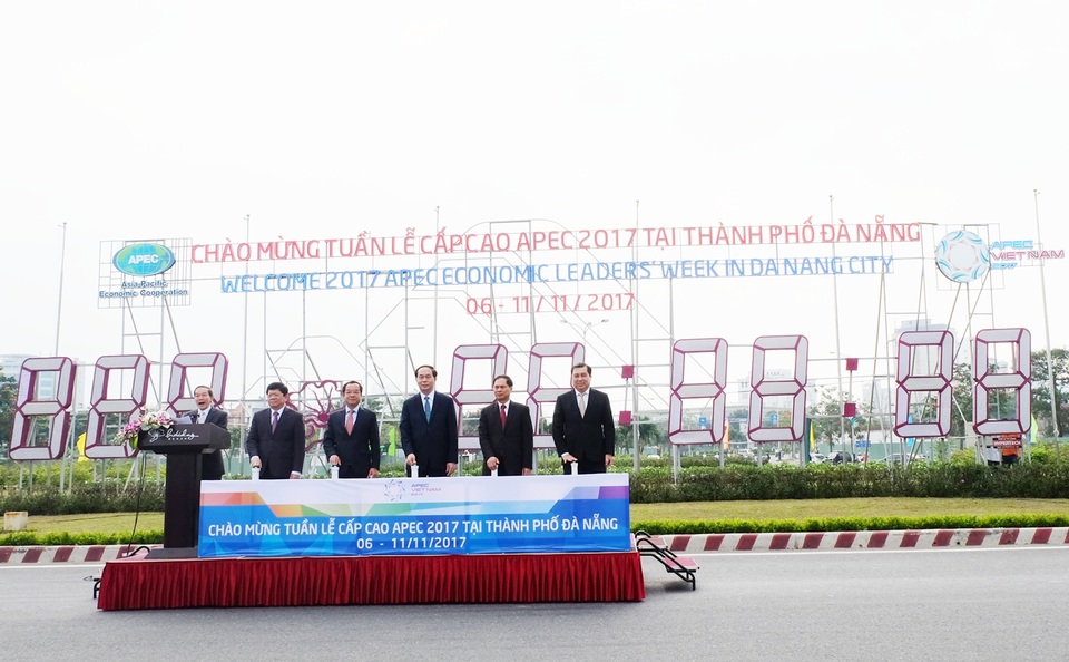 Chủ tịch nước bấm nút khởi động đồng hồ đếm ngược chào APEC 2017 - 1 Chủ tịch nước Trần Đại Quang cùng các đại biểu bấm nút khởi động đồng hồ đếm ngược chào đón Tuần lễ Cấp cao APEC 2017 sẽ diễn ra tại Đà Nẵng