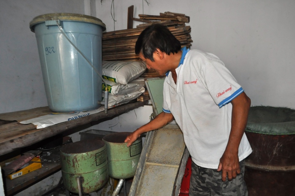 Gặp cựu chiến binh làm giàu nhờ nuôi bồ câu - 1 Ông tự chế các loại máy lọc cám, thùng nước cung cấp vitamin C cho bồ câu
