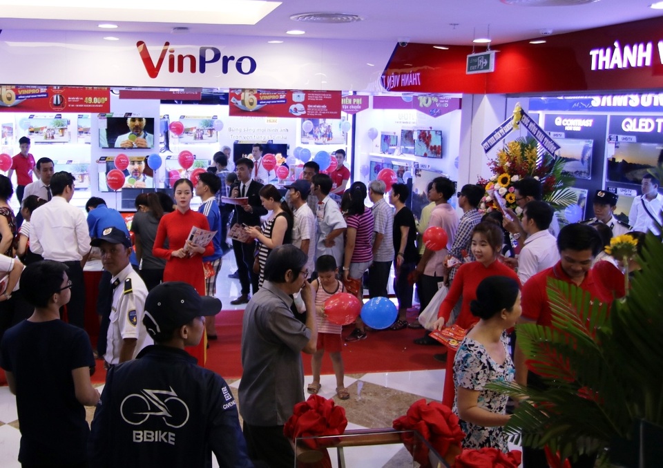 Vingroup lập kỷ lục khai trương 15 cơ sở kinh doanh mới - 1
Đông đảo khách hàng tới mua sắm tại 5 TTTM Vincom mới khai trương ngày 29/4.