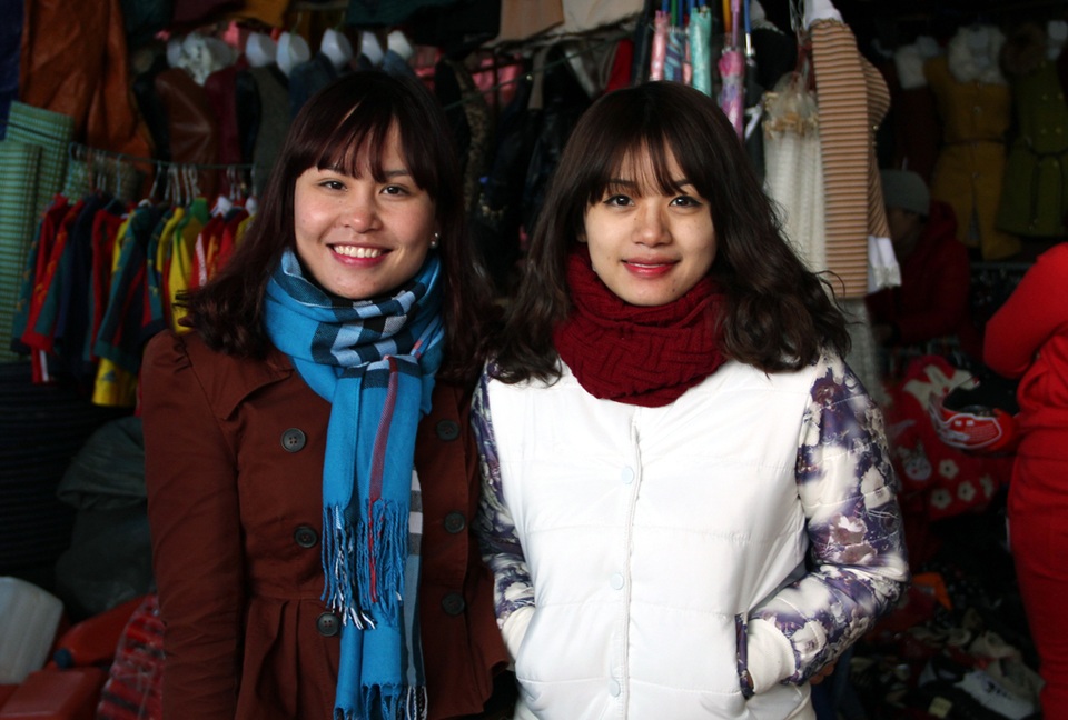 “Chen chân” ở chợ vùng biên trong kỳ nghỉ lễ - 17 Những nụ cười rạng ngời của những thôn nữ trong trang phục quen thuộc.