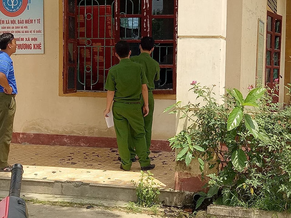 Công an huyện Hương Khê tiến hành kiểm tra hiện trường, điều tra nguyên nhân vụ việc.