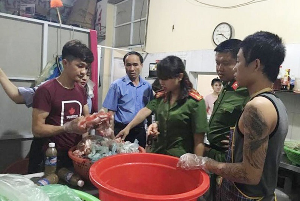Hàng loạt nhà hàng, cơ sở kinh doanh thực phẩm bẩn - 1 Lực lượng chức năng tiến hành kiểm tra thực phẩm của nhà hàng Vinh Hạnh