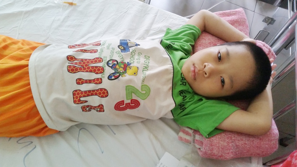 Cơ thể xanh xao, gầy gò và ngày càng yếu đi của cháu Đại Sang vì những lần truyền máu