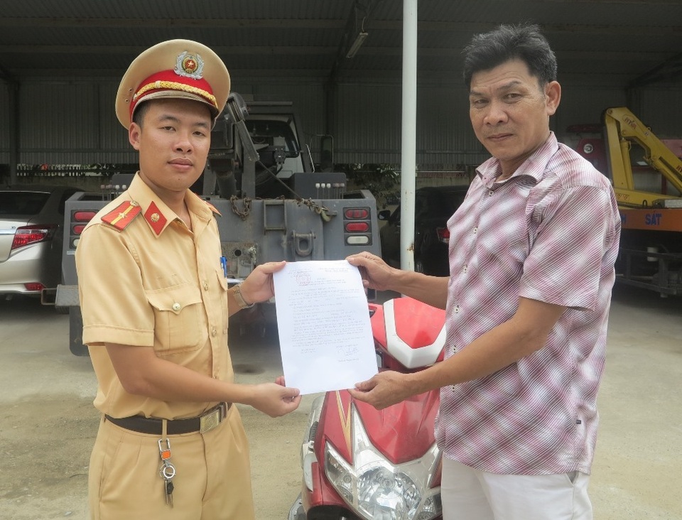 Lực lượng chức năng bàn giao chiếc xe lại cho ông Lý An Sơn.