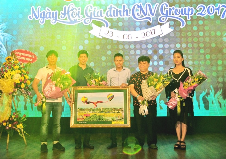 Ngành Du lịch Nghệ An đón đoàn khách đông kỷ lục với 1.300 người - 3 Ông Nguyễn Hữu Bắc (giữa) - Chủ tịch Công ty đầu tư Du lịch PhucGroup tặng hoa chúc mừng HĐQT Tập đoàn Công nghiệp Việt.