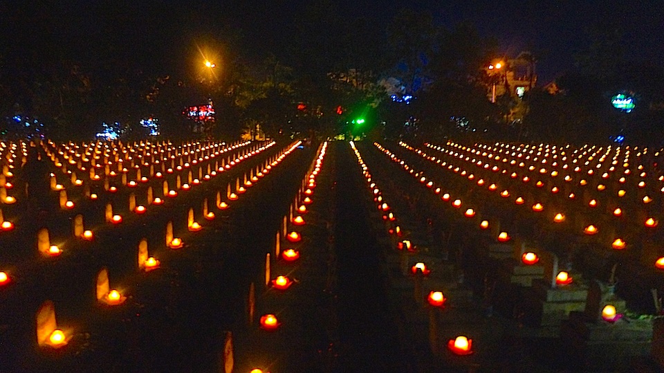 11.000 ngọn nến lung linh trong đại lễ cầu siêu tưởng nhớ các Anh hùng liệt sĩ - 2 11 ngàn ngọn nến được thắp lên trong đêm lễ cầu siêu.