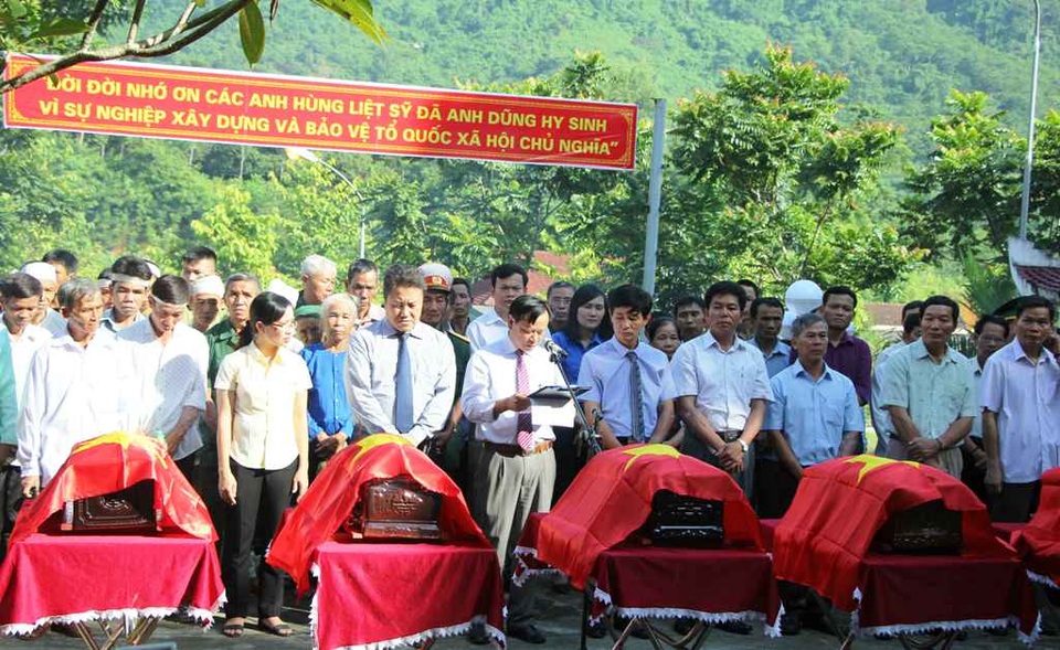 Các lãnh đạo huyện cùng các ban ngành địa phương … đang làm thủ tục an táng